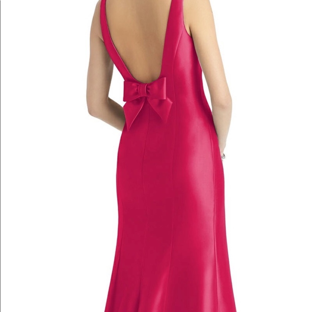 🎀Alfred Sung Style D770 -Sleeveless Satin Trumpet Gown with Bow at Open-Back🎀